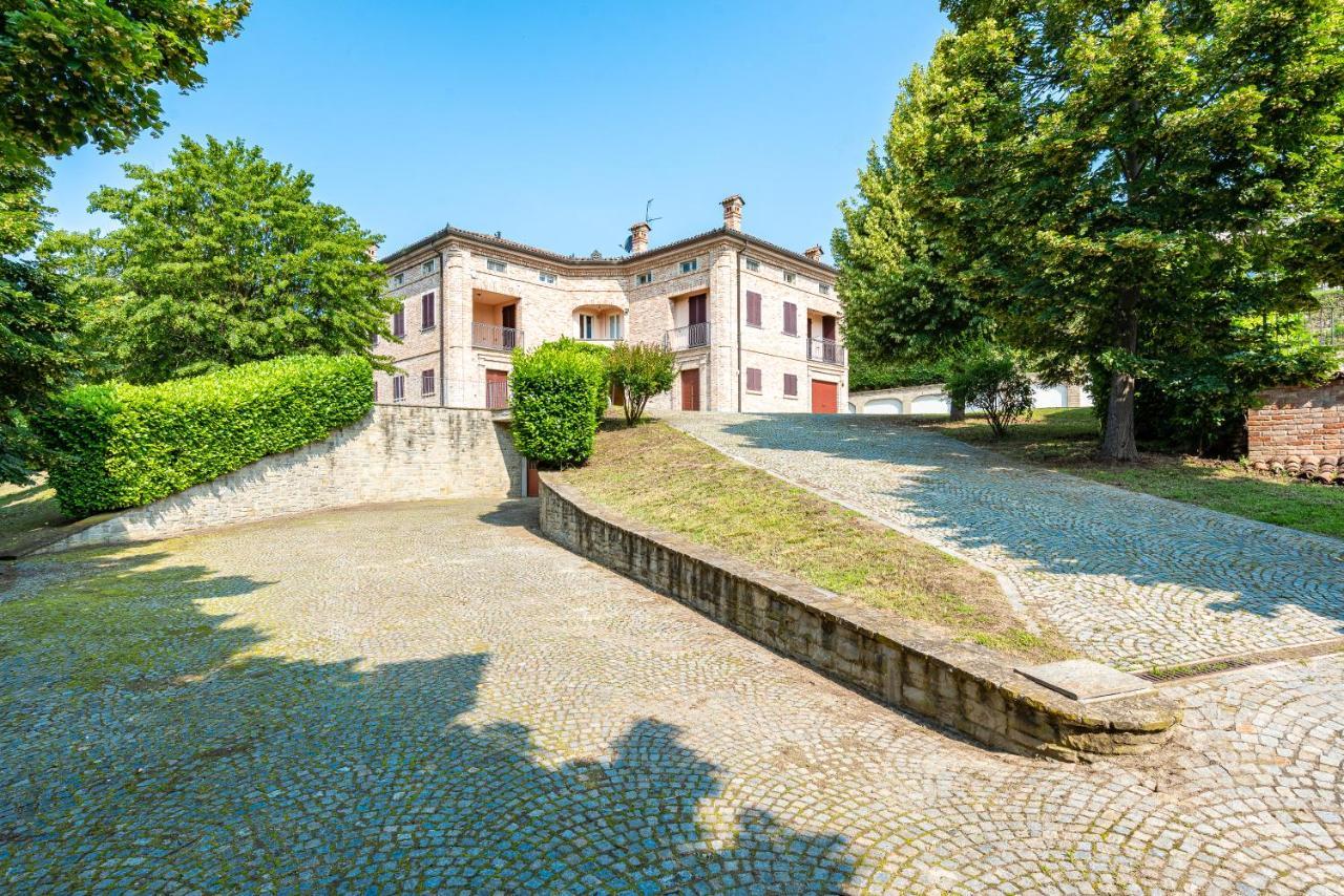 Villa Cornelia , Entire Villa With Private Pool Corneliano d'Alba エクステリア 写真