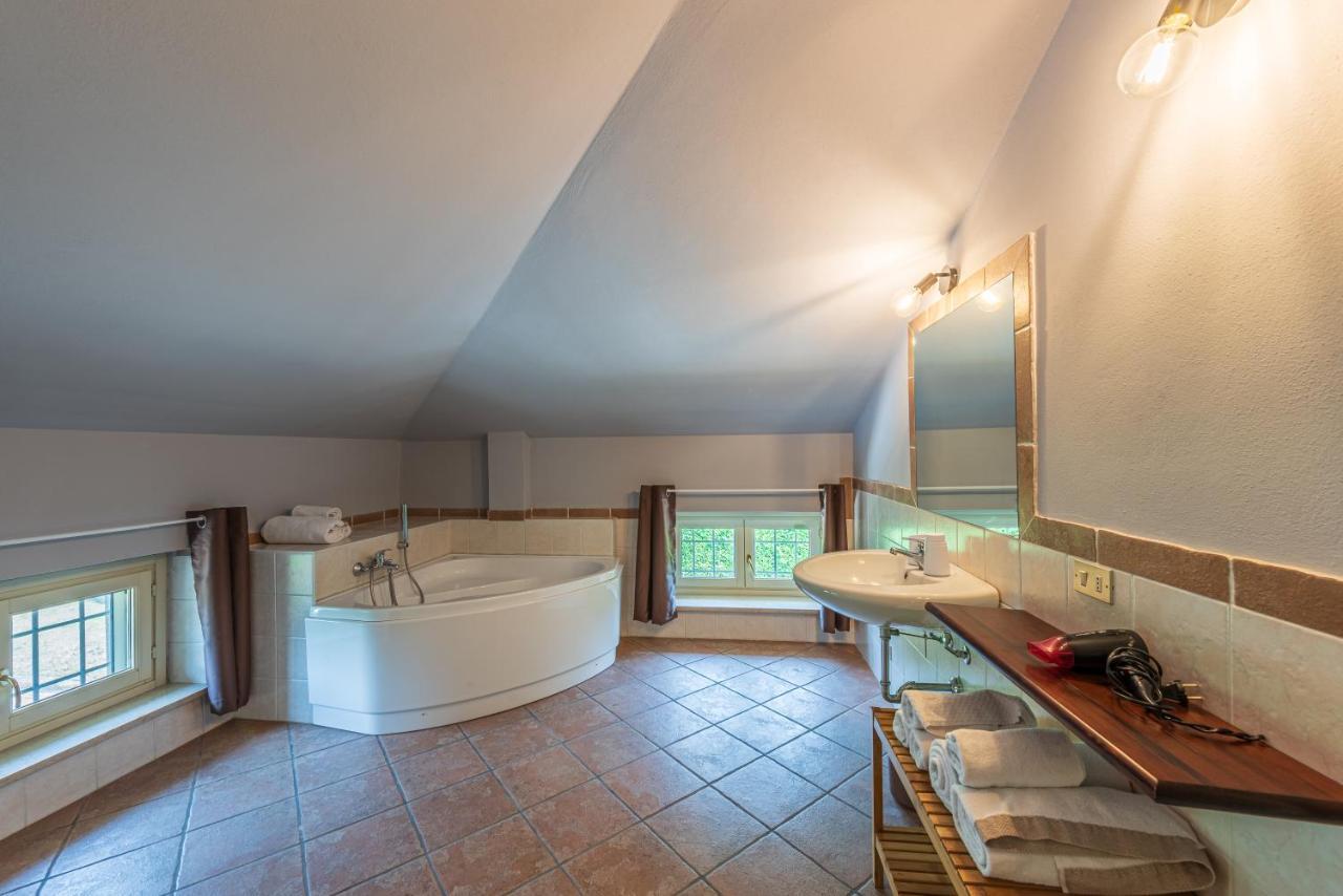 Villa Cornelia , Entire Villa With Private Pool Corneliano d'Alba エクステリア 写真