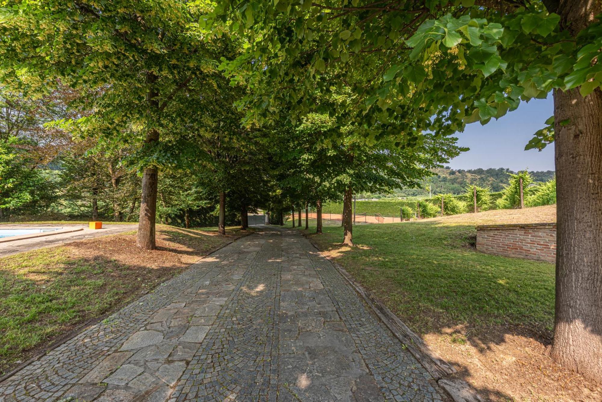 Villa Cornelia , Entire Villa With Private Pool Corneliano d'Alba エクステリア 写真